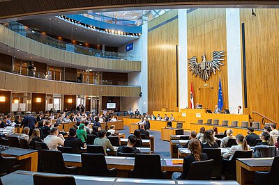 Der gebogene Nationalratssaal voller Schüler:innen